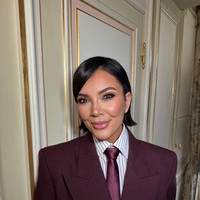 Dokter bedah pun menduga bahwa penampilan terbarunya merupakan hasil dari perbaikan-perbaikan kecil dan perawatan rejuvenasi yang sukses karena terlihat tanda jejak. Foto: Instagram Kris Jenner