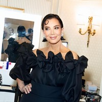 Menurut ahli bedah plastik Dr. Lisa Friederich, rahang Kris yang kencang dan lehernya yang halus menunjukkan kemungkinan operasi pengencangan wajah atau mini-lift Foto: Instagram Kris Jenner