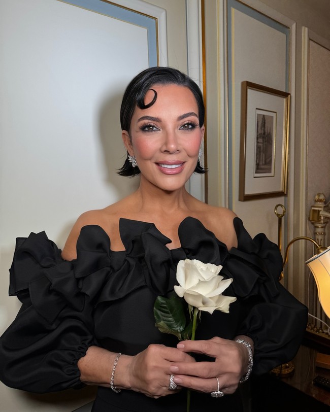 Dalam video yang. viral, seorang penggemar berhasil menangkap penampilan Kris secara dekat. Terungkap bahwa wajah mantan istri Caitlyn Jenner tersebut bukan hanya mulus di Instagram. Foto: Instagram Kris Jenner