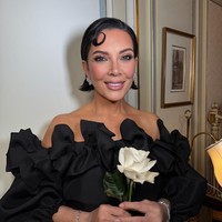 Dalam video yang. viral, seorang penggemar berhasil menangkap penampilan Kris secara dekat. Terungkap bahwa wajah mantan istri Caitlyn Jenner tersebut bukan hanya mulus di Instagram. Foto: Instagram Kris Jenner