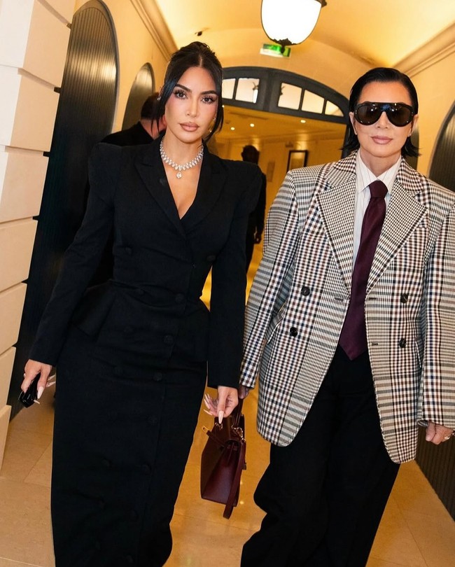 Dalam postingan, banyak orang mempertanyakan perawatan apa yang telah dilakukan Kris dan siapa dokter bedahnya. Tak sedikit yang mengatakan jika wanita 69 tahun tersebut terlihat seperti putri-putrinya, Kim Kardashian bahkan Kendall Jenner. Foto: Instagram Kris Jenner