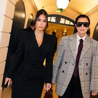 Dalam postingan, banyak orang mempertanyakan perawatan apa yang telah dilakukan Kris dan siapa dokter bedahnya. Tak sedikit yang mengatakan jika wanita 69 tahun tersebut terlihat seperti putri-putrinya, Kim Kardashian bahkan Kendall Jenner. Foto: Instagram Kris Jenner