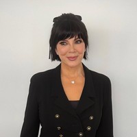 Momager Kris Jenner mencuri perhatian saat menemani Kim Kardashian memberikan testimoni untuk kasus perampokan perhiasan. Sejumlah foto jepretan paparazzi dan penggemar menjadi saksi bagaimana wajah Kris semakin terlihat muda. Foto: Instagram Kris Jenner