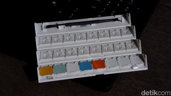 Lenovo juga menyediakan set keycap empat tombol yang dapat diganti. Foto: Adi Fida Rahman/detikINET