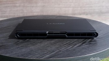 Untuk menjaga performa yang stabil dan tetap dingin, Lenovo Legion Pro 7i dilengkapi teknologi Legion Coldfront Vapor dengan hyperchamber yang memungkinkan daya hingga 250W TDP. Foto: Adi Fida Rahman/detikINET