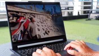 Berkat spesifikasi papan atasnya, laptop ini dapat digeber untuk memainkan game AAA atau atlet esports profesional yang membutuhkan perangkat mumpuni. Foto: Adi Fida Rahman/detikINET