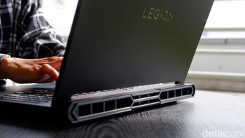 Di bagian belakang laptop terdapat ventilasi berukuran besar yang bertugas mengeluarkan panas dari sistem pendingin Coldfront Hyper. Sistem ini menggabungkan kipas turbocharged dan pompa pendingin tembaga 3D yang diletakkan di atas prosesor. Foto: Adi Fida Rahman/detikINET