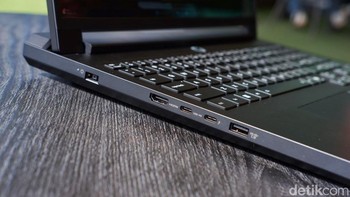Lenovo Legion Pro 7i menawarkan pilihan port yang sangat lengkap, mulai dari dua port USB-C, tiga port USB-A, HDMI 2.1, dan RJ45, dengan dukungan konektivitas via Wi-Fi 7. Foto: Adi Fida Rahman/detikINET