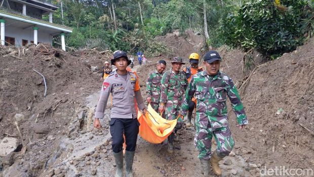 Petugas mengevakuasi dua jenazah korban longsor di Trenggalek yang ditemukan