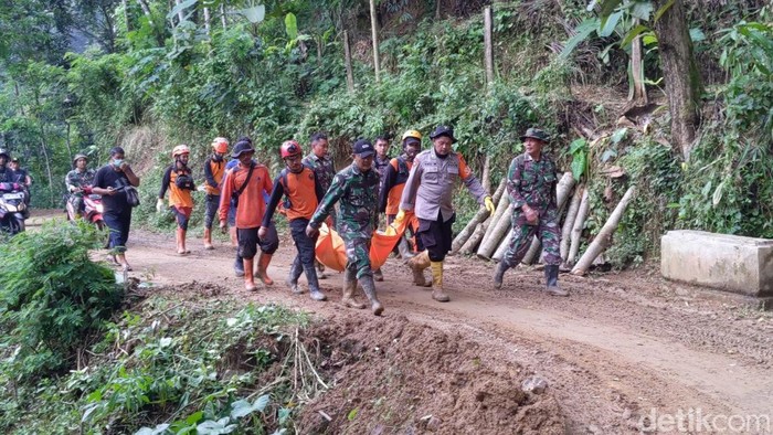 Petugas mengevakuasi dua jenazah korban longsor di Trenggalek yang ditemukan