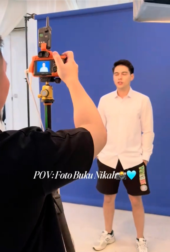 Luna Maya baru saja membagikan momen pemotretan buku nikahnya dengan Maxime. Video singkat tersebut diunggah Luna ke akun TikTok pribadinya. Untuk pemotretan tersebut keduanya terlihat tampil kompak kenakan kemeja putih. Foto: TikTok/@lunamaya