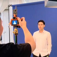 Luna Maya baru saja membagikan momen pemotretan buku nikahnya dengan Maxime. Video singkat tersebut diunggah Luna ke akun TikTok pribadinya. Untuk pemotretan tersebut keduanya terlihat tampil kompak kenakan kemeja putih. Foto: TikTok/@lunamaya