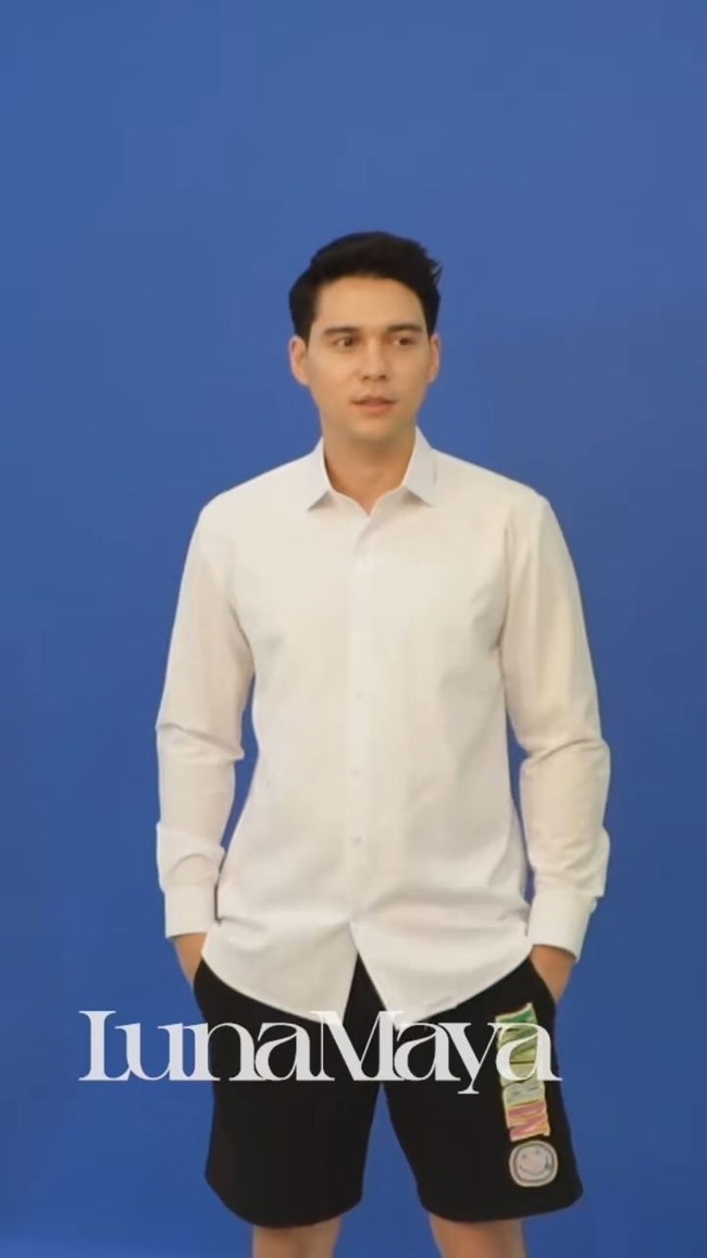 Yang tak kalah bikin salfok ialah penampilan Maxime yang tampak santai mengenakan celana pendek, mengingat hanya tubuh bagian atas yang akan difoto. Foto: TikTok/@lunamaya