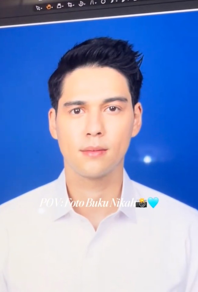 Berlatar biru, tampak foto tersebut diambil beberapa kali untuk menemukan hasil yang terbaik. Penampilan Maxime sendiri tampak begitu tampan hingga banjir pujian netizen. Foto: TikTok/@lunamaya