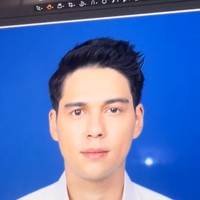 Berlatar biru, tampak foto tersebut diambil beberapa kali untuk menemukan hasil yang terbaik. Penampilan Maxime sendiri tampak begitu tampan hingga banjir pujian netizen. Foto: TikTok/@lunamaya