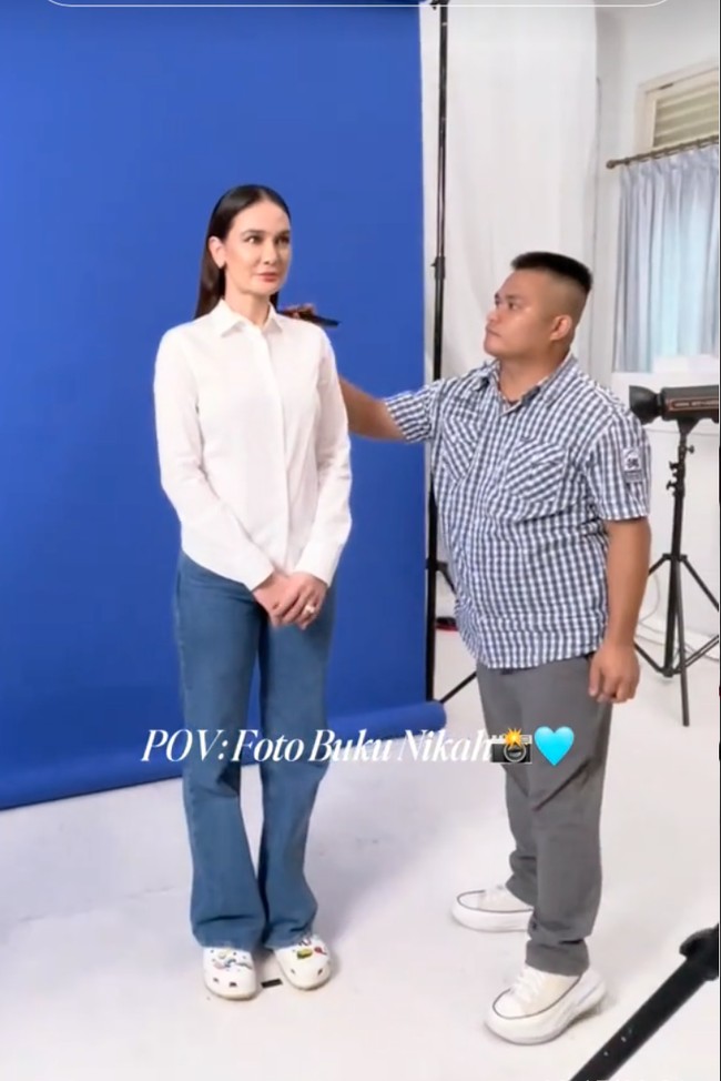 Luna Maya tampil rapi mengenakan bawahan celana panjang jeans dipadukan dengan sepatu sandal karet warna putih.Foto: TikTok/@lunamaya