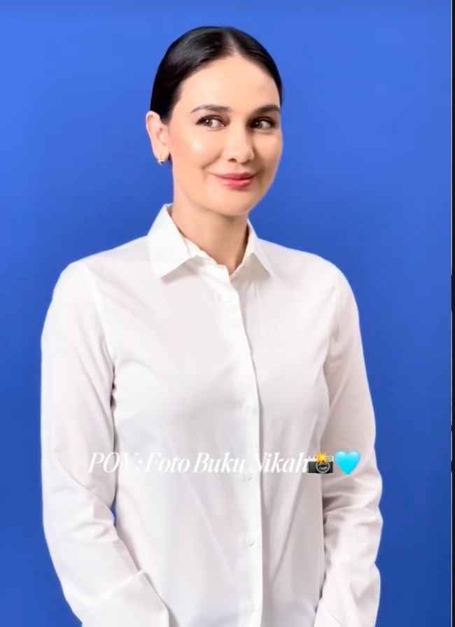 Dipulas dengan riasan natural yang flawless, Luna tampil cantik memukau. Tak henti memamerkan senyum, aura wanita 41 tahun itu begitu terpancar. Foto: TikTok/@lunamaya