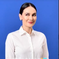 Dipulas dengan riasan natural yang flawless, Luna tampil cantik memukau. Tak henti memamerkan senyum, aura wanita 41 tahun itu begitu terpancar. Foto: TikTok/@lunamaya