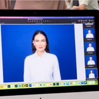 Maxime pun terdengar ikut memuji  penampilan Luna Maya. Cakep, jelas Maxime sambil melihat hasil foto wanita yang telah resmi dinikahinya pada 7 Mei 2025 itu. Foto: TikTok/@lunamaya