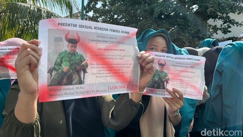 Mahasiswa kembali menggelar aksi demontrasi di gedung Rektorat UIN Mataram buntut dugaan kekerasan seksual terhadap mahasiswi yang dilakukan oleh dosen berinisial WJ.