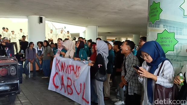 Mahasiswa kembali menggelar aksi demontrasi di gedung Rektorat UIN Mataram buntut dugaan kekerasan seksual terhadap mahasiswi yang dilakukan oleh dosen berinisial WJ.