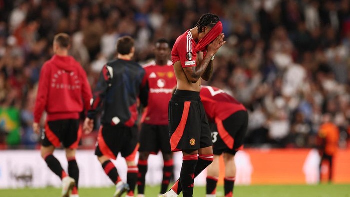 Soccer Football - Europa League - Final - Tottenham Hotspur v Manchester United - San Mames, Bilbao, Spain - May 21, 2025 Manchester Uniteds Leny Yoro looks dejected after the match REUTERS/Isabel Infantes