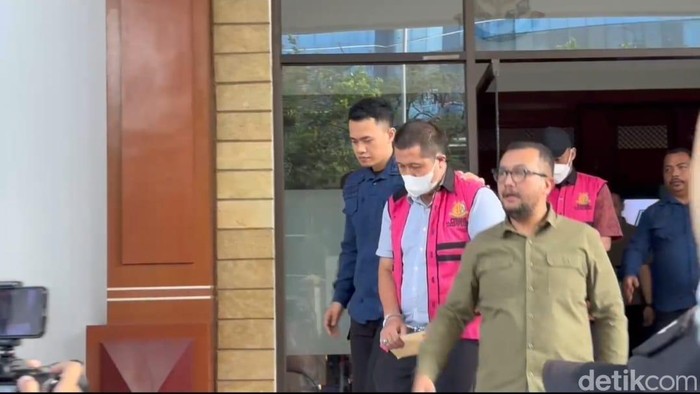 Mantan Dirjen di Kementerian Komunikasi dan Informatika (Kominfo) dkk tersangka problem prasangka korupsi proyek Pusat Data Nasional Sementara (PDNS).  (Taufiq/detikcom).