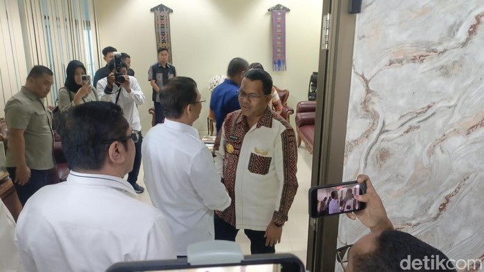 Utusan Khusus Presiden Bidang Ketahanan Pangan, Muhamad Mardiono, saat tiba di Kantor Gubernur NTT.