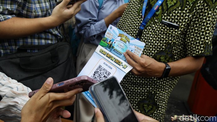 Menaker Buka Job Fair, Ribuan Pencari Kerja Serbu Lowongan Menteri Ketenagakerjaan (Menaker) Yassierli resmi membuka bursa kerja di Gedung Kementerian Ketenagakerjaan, Jakarta, Kamis (22/5/2025). Acara ini dihadiri oleh berbagai perwakilan perusahaan, instansi pemerintah, serta ribuan pencari kerja dari berbagai daerah.
