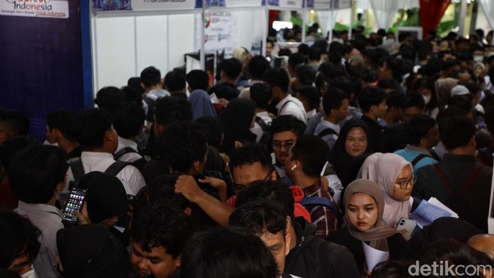 Menteri Ketenagakerjaan (Menaker) Yassierli resmi membuka bursa kerja di Gedung Kementerian Ketenagakerjaan, Jakarta, Kamis (22/5/2025). Acara ini didatangi oleh banyak sekali perwakilan perusahaan, instansi pemerintah, serta ribuan pencari kerja dari banyak sekali daerah.