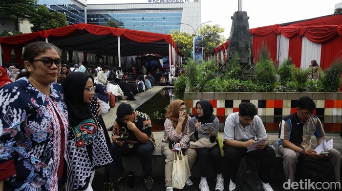 Menaker Buka Job Fair, Ribuan Pencari Kerja Serbu Lowongan Menteri Ketenagakerjaan (Menaker) Yassierli resmi membuka bursa kerja di Gedung Kementerian Ketenagakerjaan, Jakarta, Kamis (22/5/2025). Acara ini dihadiri oleh berbagai perwakilan perusahaan, instansi pemerintah, serta ribuan pencari kerja dari berbagai daerah.