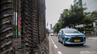 Pada 2008, pengembang sekaligus investor proyek ini, yakni PT Jakarta Monorail (PT JM), dikabarkan pening bukan kepalang karena masalah pendanaan. Saat itu, tiang-tiang yang kadung dibangun mangkrak menjadi monumen nirfaedah. Nilai proyeknya mencapai USD 450 juta. PT JM mengaku tidak mampu memenuhi syarat investasi USD 144 juta.