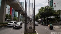 Pembangunan monorel dimulai pada 2004. Saat itu Presiden Megawati Soekarnoputri meresmikan pemancangan tiang pancang pertama di Jalan Asia Afrika, Senayan, Jakarta Selatan, pada 14 Juni 2004. Dia menekan tombol sirene sekitar pukul 10.30 WIB. Saat itu Gubernur Jakarta dijabat Sutiyoso.
