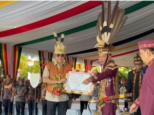 Menko Pangan Zulhas Dapat Gelar Kehormatan Adat Dayak