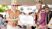 Gelar yang didapat yakni Mantir Hai Panambahan, Antang Habarun Sangkalemu, Batutuk Bulau Basilu Batu. Rangkang Duhung Pasihai, Tetes Rantai Kamara Ambu, Ngajang Lewu Mandereh Danum. Arti dari gelar kehormatan adat Dayak yang diterima Ketua Umum PAN tersebut ialah yang berarti orang yang arif bijaksana, mampu untuk menjaga ketahanan pangan, untuk kemakmuran dan kesejahteraan seluruh rakyat. 