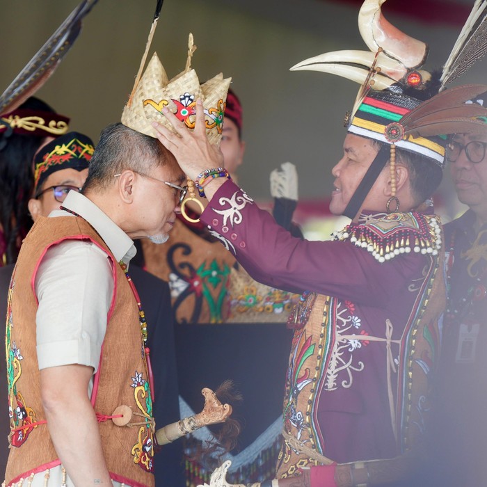 Menko Zulhas Dapat Gelar Kehormatan dari Damang Kepala Adat Se-Kalteng Gelar yang didapat yakni 'Mantir Hai Panambahan, Antang Habarun Sangkalemu, Batutuk Bulau Basilu Batu. Rangkang Duhung Pasihai, Tetes Rantai Kamara Ambu, Ngajang Lewu Mandereh Danum'. Arti dari gelar kehormatan adat Dayak yang diterima Ketua Umum PAN tersebut ialah yang berarti orang yang arif bijaksana, mampu untuk menjaga ketahanan pangan, untuk kemakmuran dan kesejahteraan seluruh rakyat.
