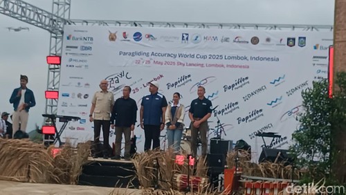 Menpora Dito Ariotedjo (tengah kiri) saat membuka kejuaraan Paragliding Accuracy World Cup (PGAWC) di Bukit Sky Lancing, Kamis (22/5/2025). Foto: (Edi Suryansyah/detikBali)