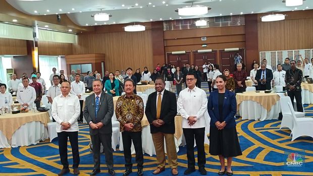Menteri Kelautan dan Perikanan (MenKP) Sakti Wahyu Trenggono dalam acara Media Gathering memperingati 16 tahun berdirinya Coral Triangle Initiative on Coral Reef Fisheries and Food Security (CTI-CFF), di Auditorium KKP, Jakarta, Kamis (22/5/2025). (CNBC Indonesia/Martyasari Rizky)