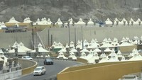 Tiga mobil melaju di dekat kompleks tenda jemaah haji di Mina, Makkah, Arab Saudi, Rabu (21/5/2025).