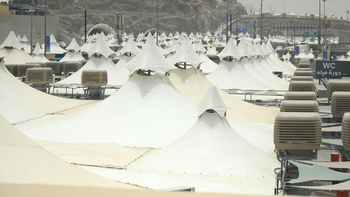 Suasana kompleks tenda jamaah haji di Mina, Makkah, Arab Saudi, Rabu (21/5/2025). Pada tahun 2025 diperkirakan lebih dari 1,83 juta muslim dari berbagai penjuru dunia menunaikan ibadah haji, termasuk dari Indonesia yang tahun ini memiliki kuota sebanyak 221.000 jamaah yang terdiri dari 203.320 kuota haji reguler, dan 17.680 kuota jamaah haji khusus. ANTARA FOTO/Andika Wahyu/foc.