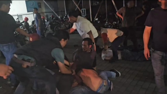 Momen penangkapan puluhan ormas Pemuda Pancasila pelaku intimidasi dan kekerasan di Tangsel.