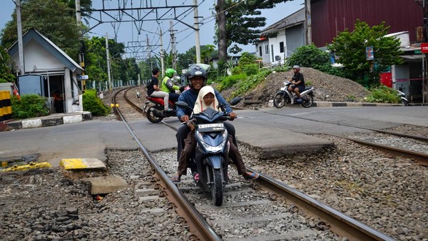 Nekat Banget! Pengendara Motor Terobos Jalur Kereta