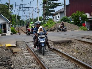 Nekat Banget! Pengendara Motor Terobos Jalur Kereta