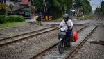 Nekat Banget! Pengendara Motor Terobos Jalur Kereta