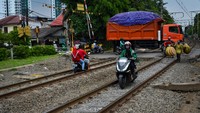 Peristiwa seperti ini mencerminkan masih rendahnya kesadaran sebagian pengguna jalan terhadap aturan keselamatan di perlintasan kereta api. Diperlukan penegakan hukum dan edukasi berkelanjutan agar kejadian serupa tidak terus berulang.