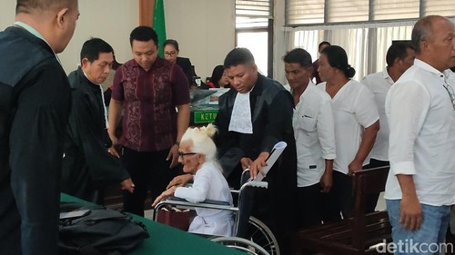 Ni Nyoman Reja bersama 16 terdakwa lainnya saat menghadiri persidangan di Pengadilan Negeri (PN) Denpasar, Kamis (22/5/2025).