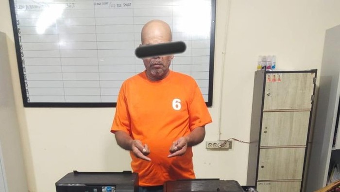 Pelaku Jhon saat diamankan di kantor polisi. (Dok. Polres Tanah Karo)