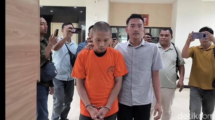 Pelaku pemerkosaan saat digelandang di Polres Gresik