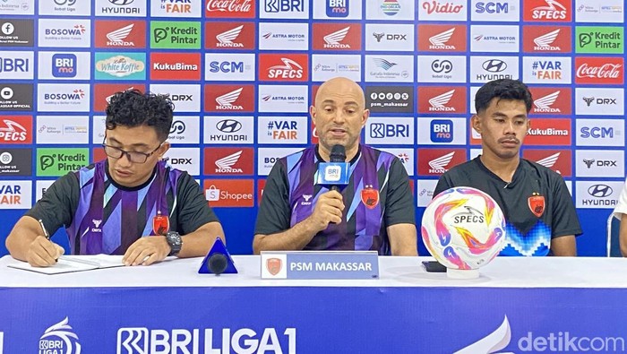 Pelatih PSM Makassar Bernardo Tavares saat sesi konferensi pers jelang laga kontra Persita di Stadion Gelora BJ Habibie.