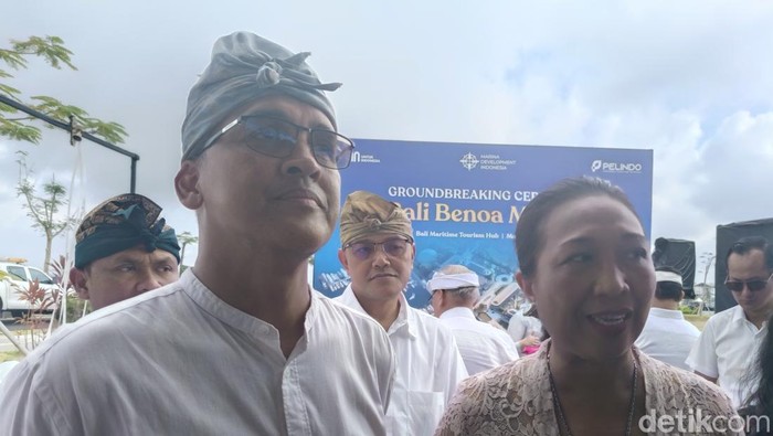 Direktur Strategi Pelindo Prasetyo (kiri) dan Deputi Pemasaran Kemenpar Made Ayu Martini (kanan) seusai groundbreaking Bali Benoa Marina di Pelabuhan Benoa, Kamis (22/5/2025).